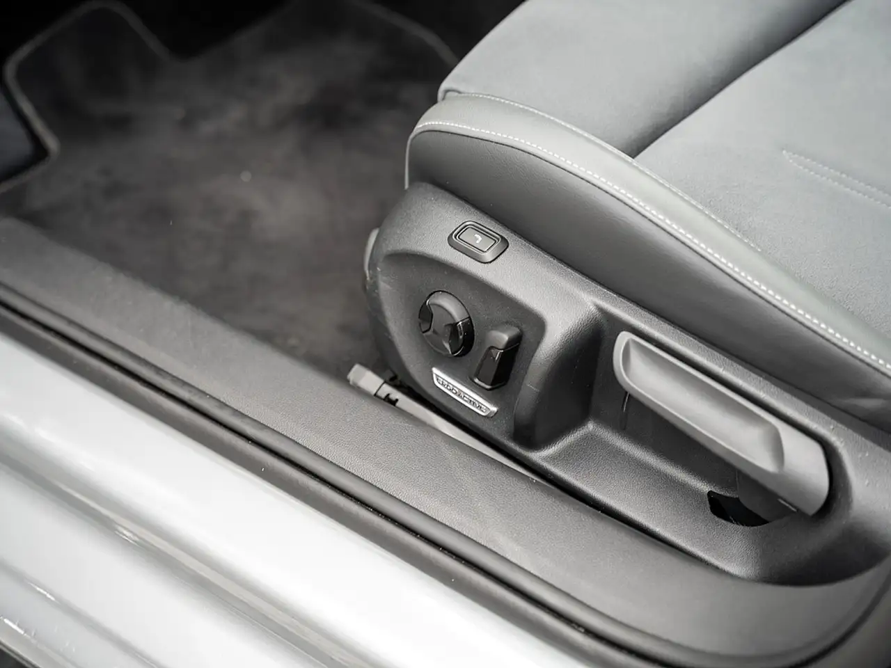 Volkswagen Passat Variant 1.5 eTSI Business AHK KAM HUD — Galería del vehículo 15