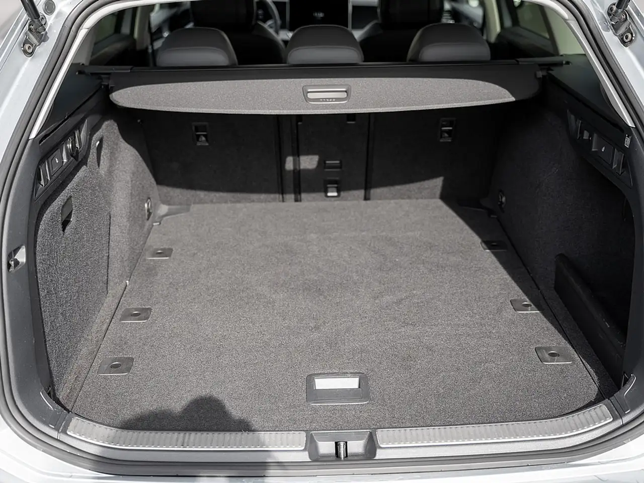 Volkswagen Passat Variant 1.5 eTSI Business AHK KAM HUD — Galería del vehículo 16