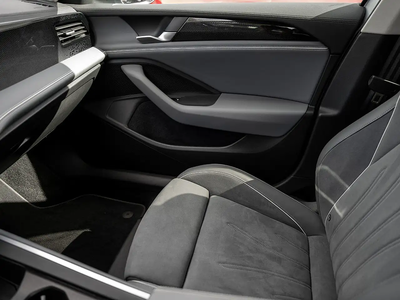 Volkswagen Passat Variant 1.5 eTSI Business AHK KAM HUD — Galería del vehículo 11