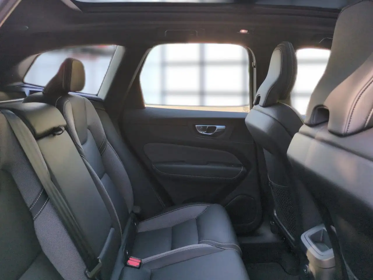Volvo XC60 XC 60 Plus Black Edition Recharge Plug-In Hybrid A — Vehicle gallery 21