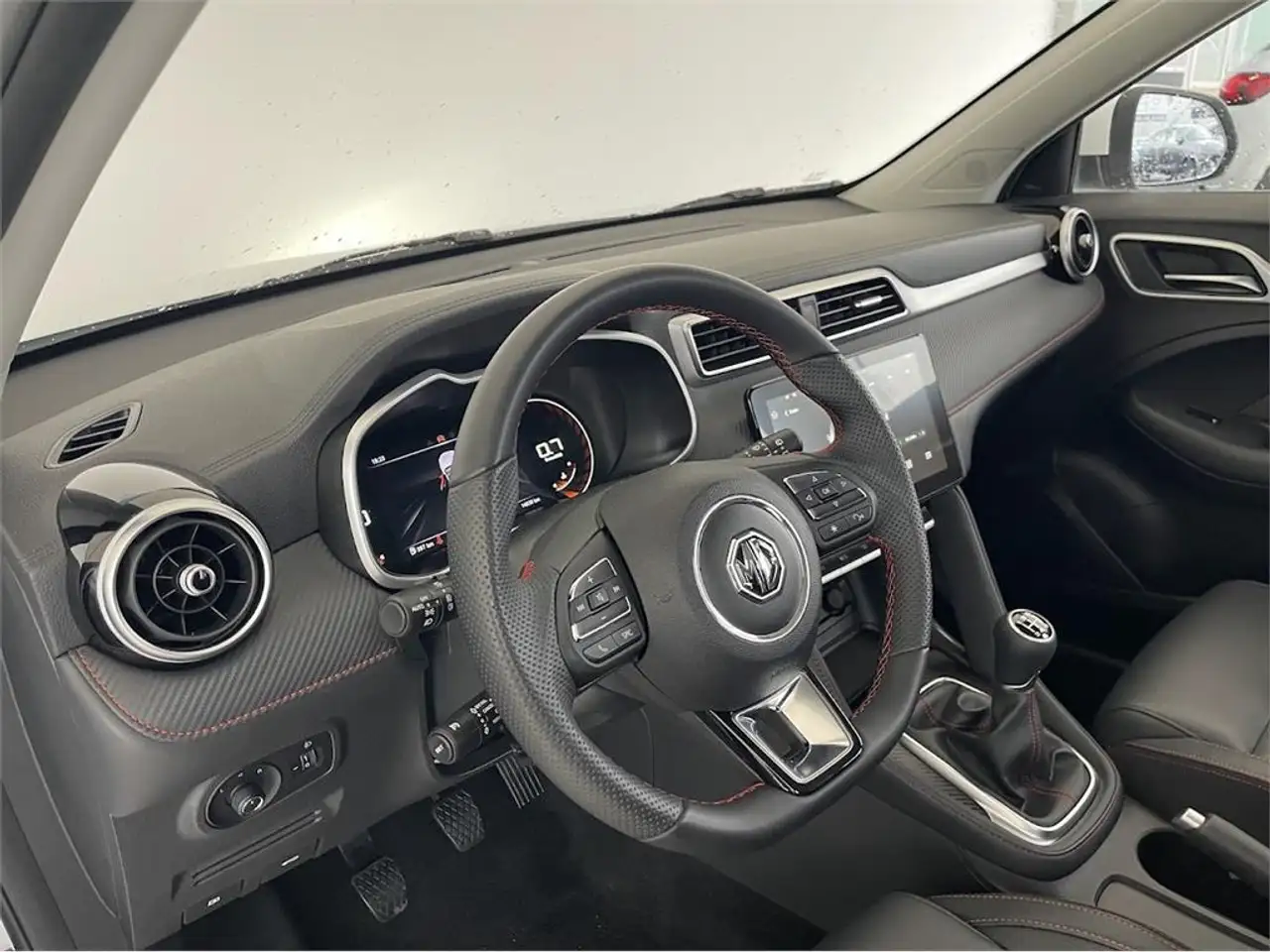 MG ZS 1.5 Luxury — Vehicle gallery 17