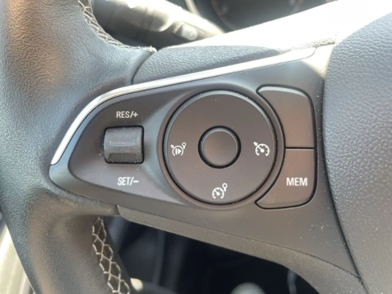 Opel Crossland Enjoy 1.2 Turbo LED - Bluetooth - Rückfahrkamera — Galería del vehículo 22