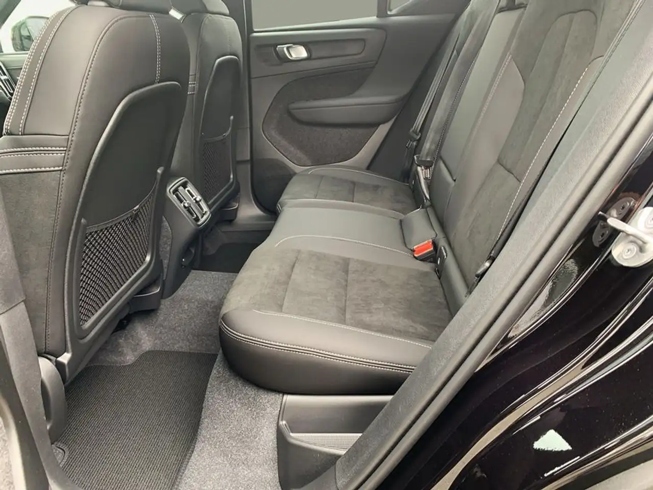 Volvo XC40 XC40 B4 B DKG Ultra Dark — Vehicle gallery 8