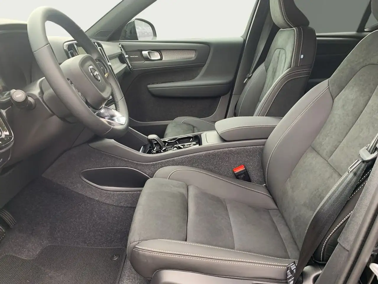 Volvo XC40 XC40 B4 B DKG Ultra Dark — Vehicle gallery 7
