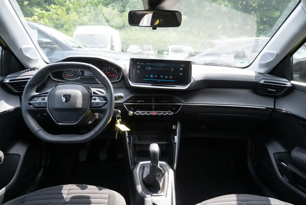 Peugeot 208 Active 1.2 PureTech 75 *MIRRORSCREEN*DAB*TEMPOMAT* — Vehicle gallery 5