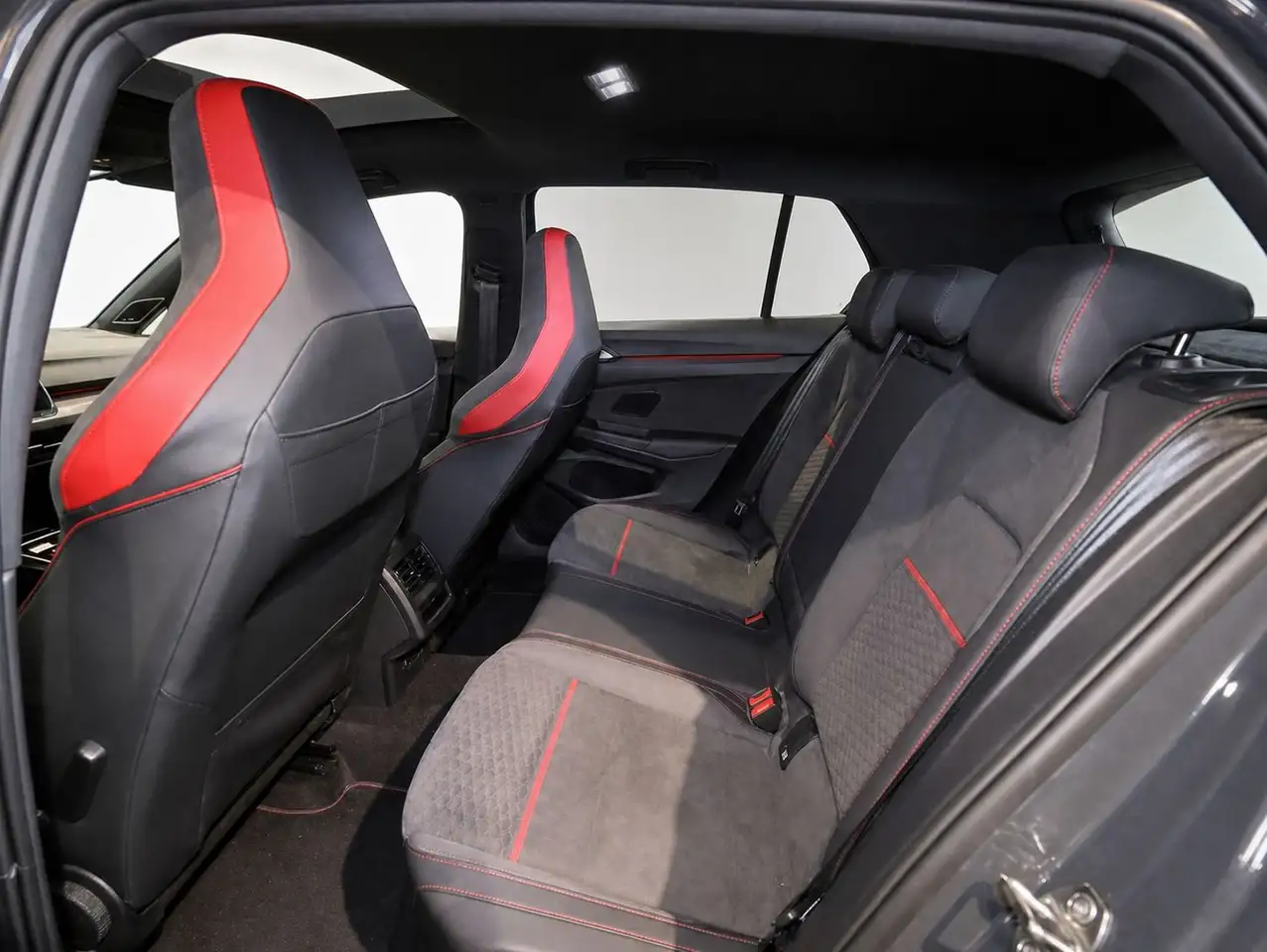 Volkswagen Golf GTI VIII 2.0 TSI Clubsport Navi+HeadUp+++ — Galería del vehículo 12