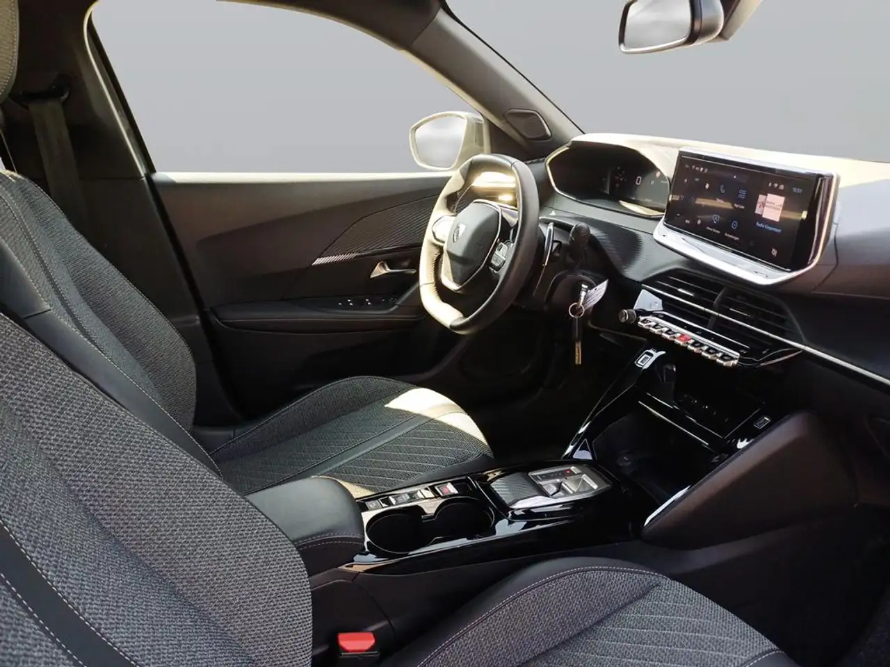 Peugeot 2008 Neuer 2008 Allure PureTech 130 EAT8 — معرض صور السيارة 11
