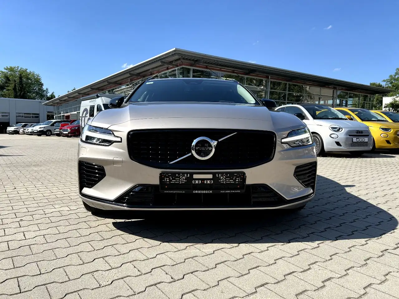 Volvo V60 Kombi T8 Plus Dark Recharge *LED Navi AHK* — Vehicle gallery 6