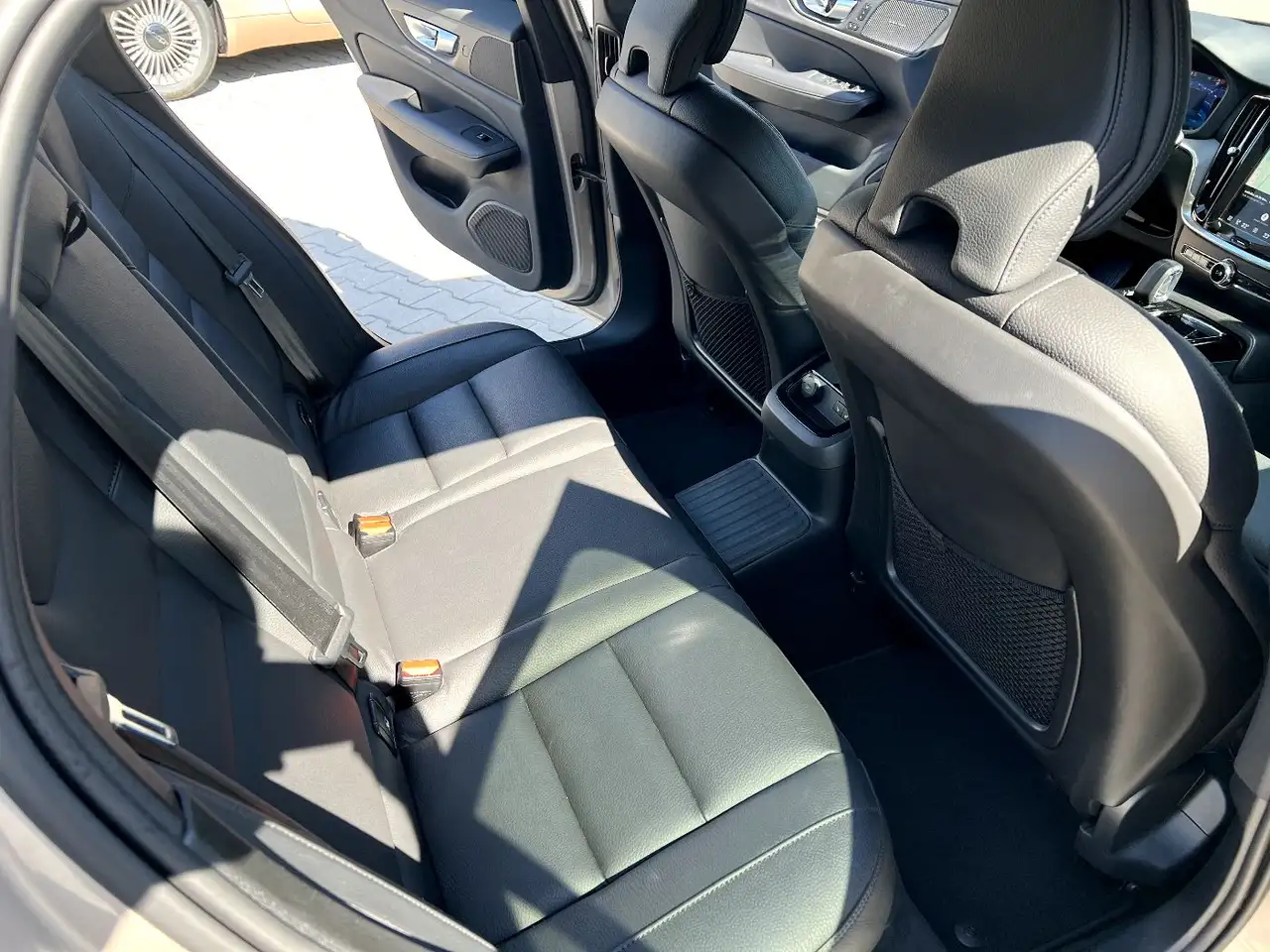 Volvo V60 Kombi T8 Plus Dark Recharge *LED Navi AHK* — Vehicle gallery 14