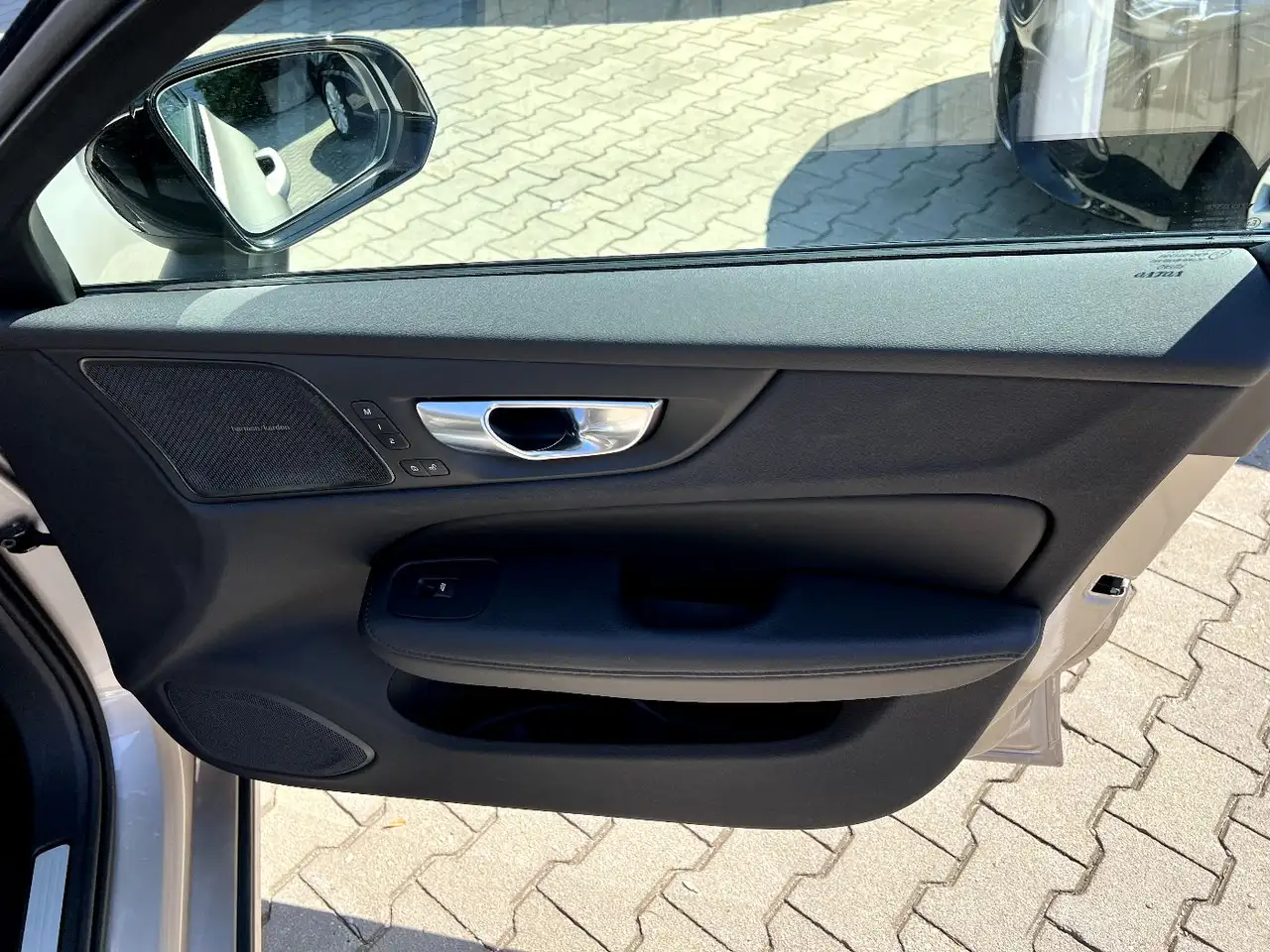 Volvo V60 Kombi T8 Plus Dark Recharge *LED Navi AHK* — Vehicle gallery 19