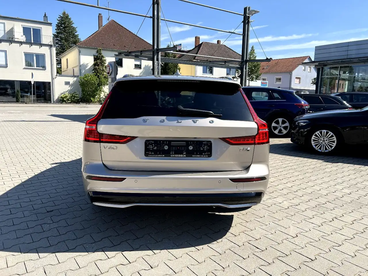 Volvo V60 Kombi T8 Plus Dark Recharge *LED Navi AHK* — Vehicle gallery 2