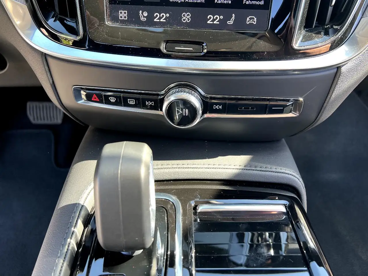 Volvo V60 Kombi T8 Plus Dark Recharge *LED Navi AHK* — Vehicle gallery 24