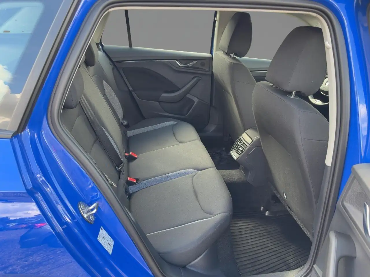 Skoda Kamiq 1.0 TSI Essence Klima Virt.Cockpit SmartLink PDC L — معرض صور السيارة 11
