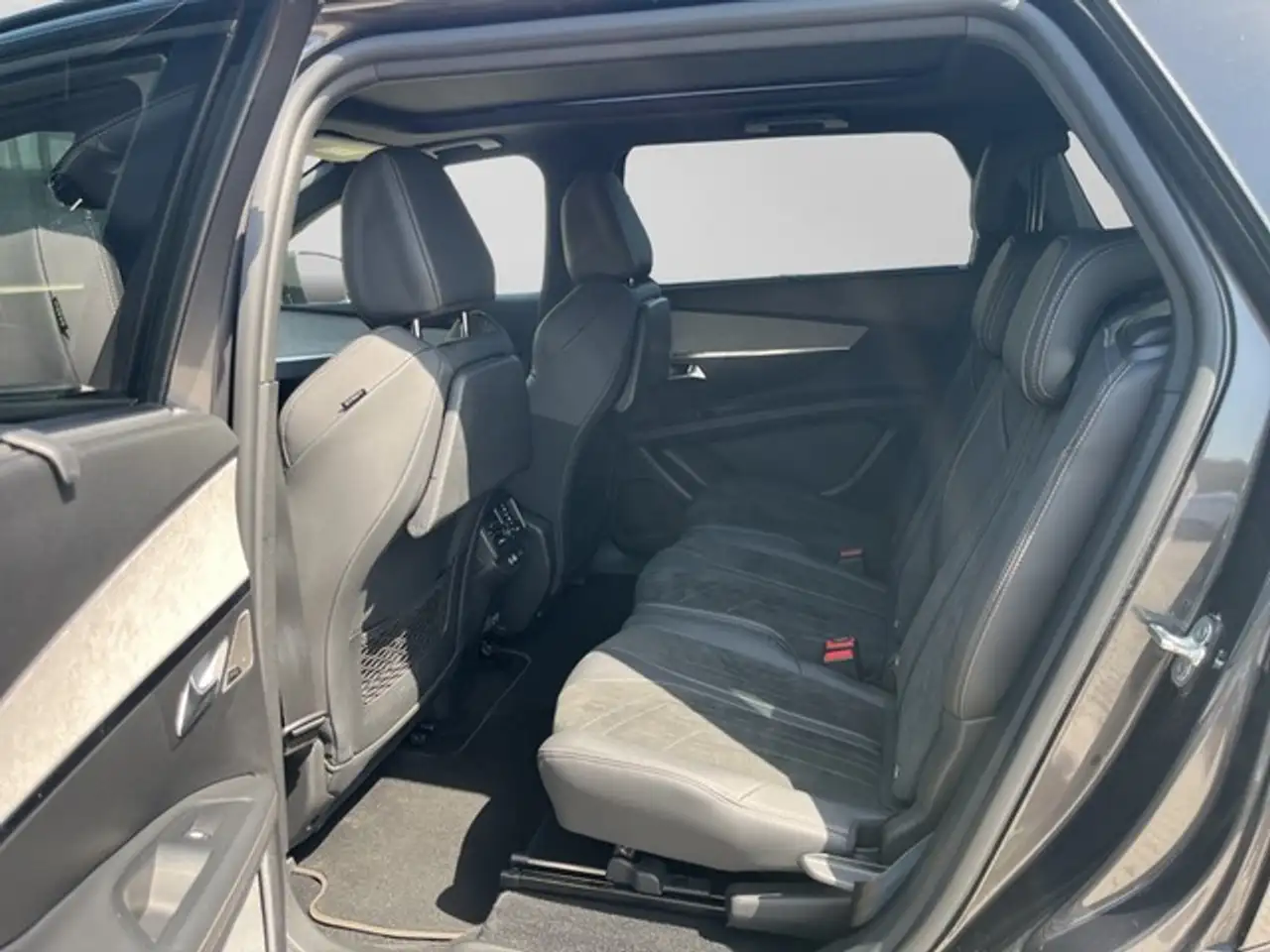 Peugeot 5008 GT HYBRID 136 e-DSC6 7-Sitzer PANO MASSAGE KAME... — Vehicle gallery 15