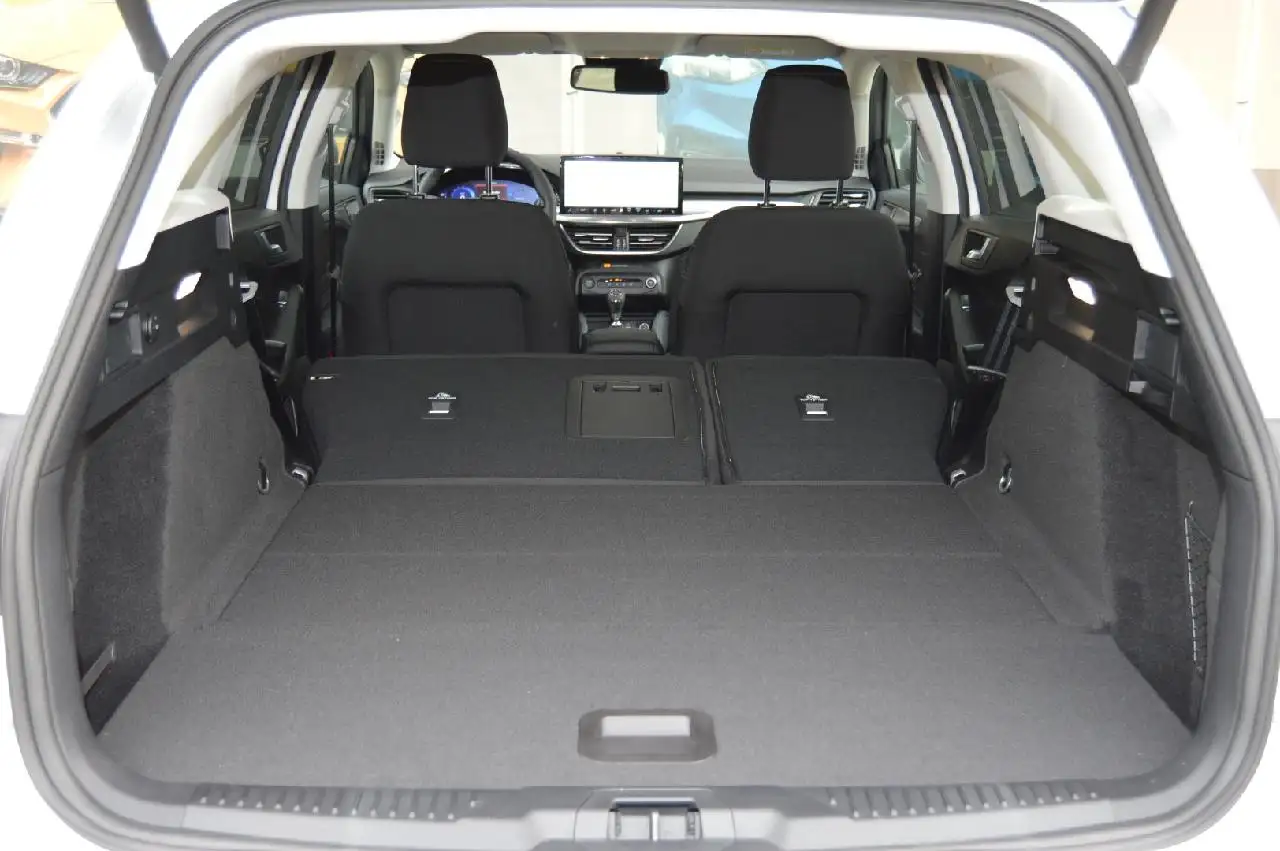 Ford Focus Titanium X — Vehicle gallery 10
