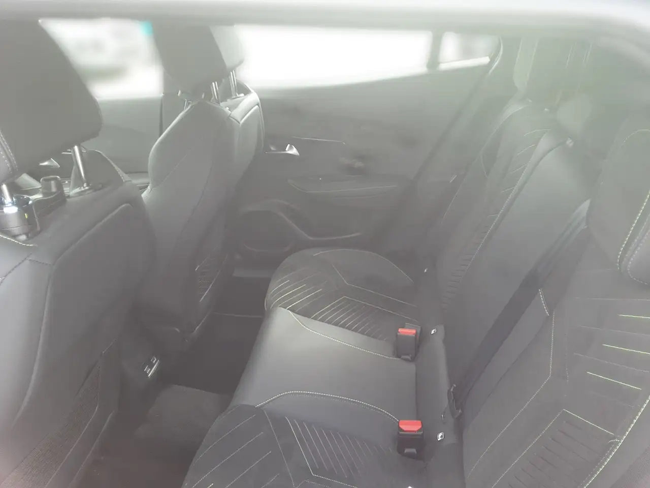 Peugeot 2008 1.2 PureTech 130 GT KeyLess LED Navi PDC — Galerie du véhicule 8