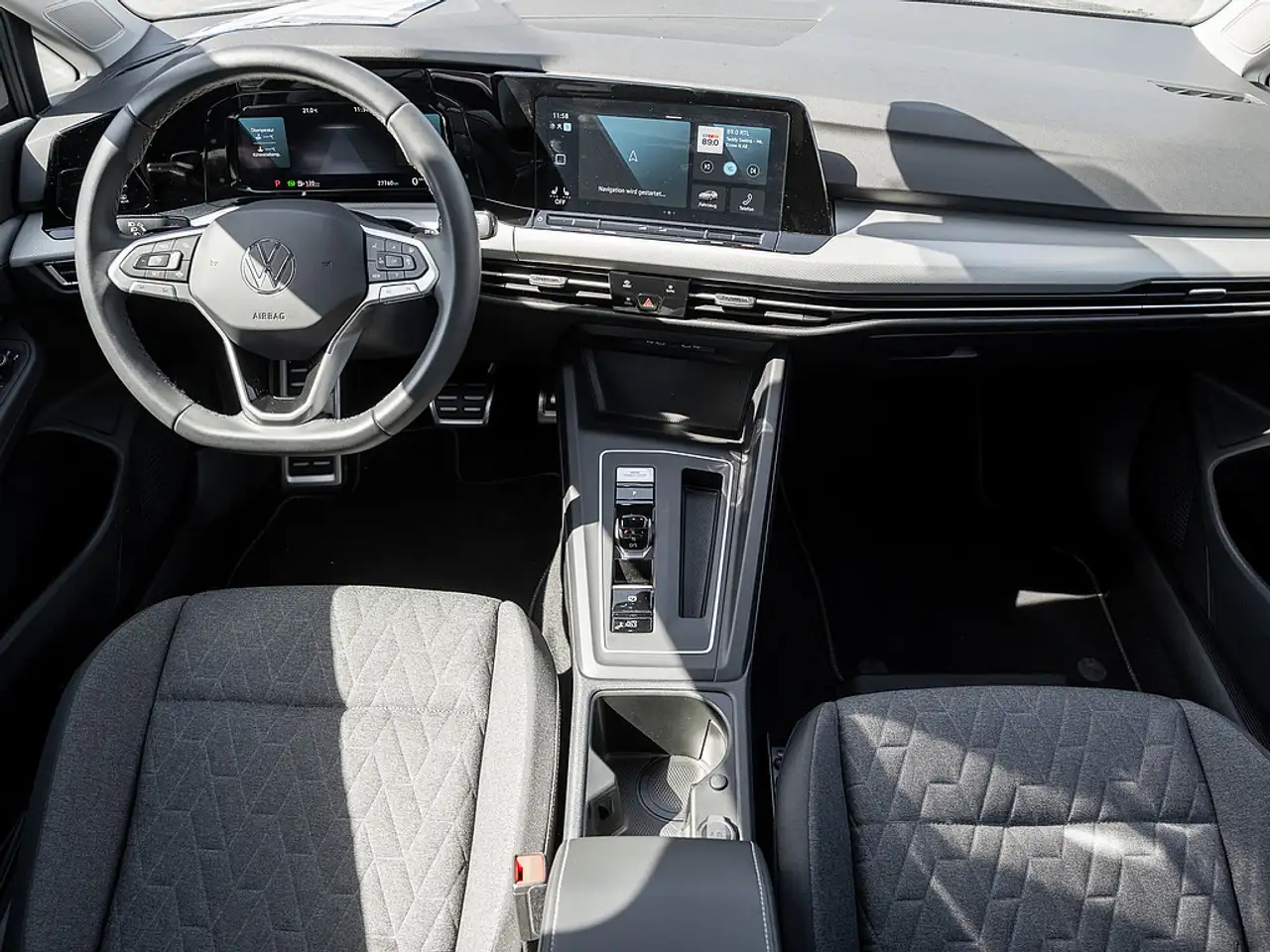 Volkswagen Golf VIII 1.0 eTSI Move LED SHZ PDC KLIMA — معرض صور السيارة 7