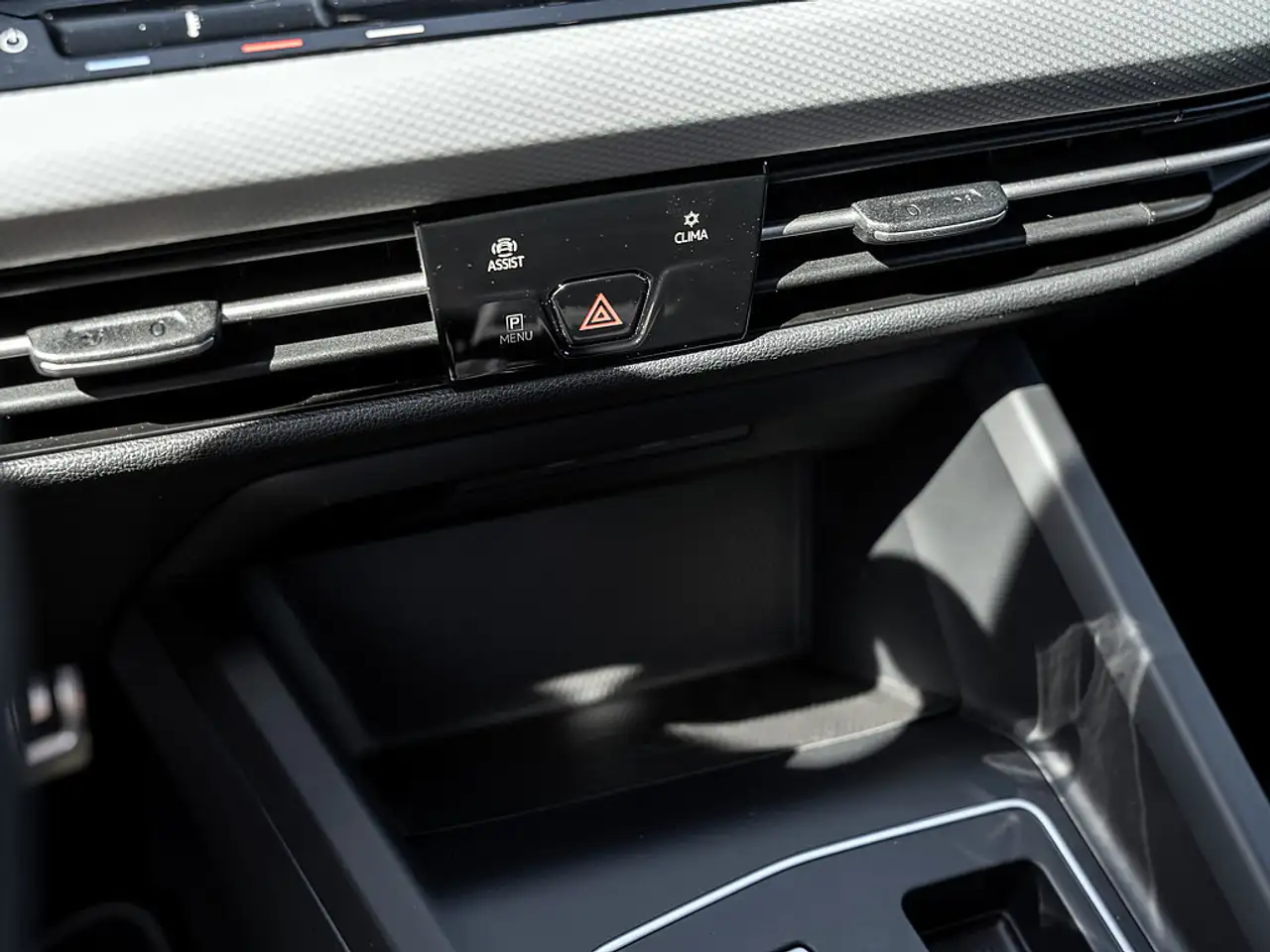 Volkswagen Golf VIII 1.0 eTSI Move LED SHZ PDC KLIMA — معرض صور السيارة 9