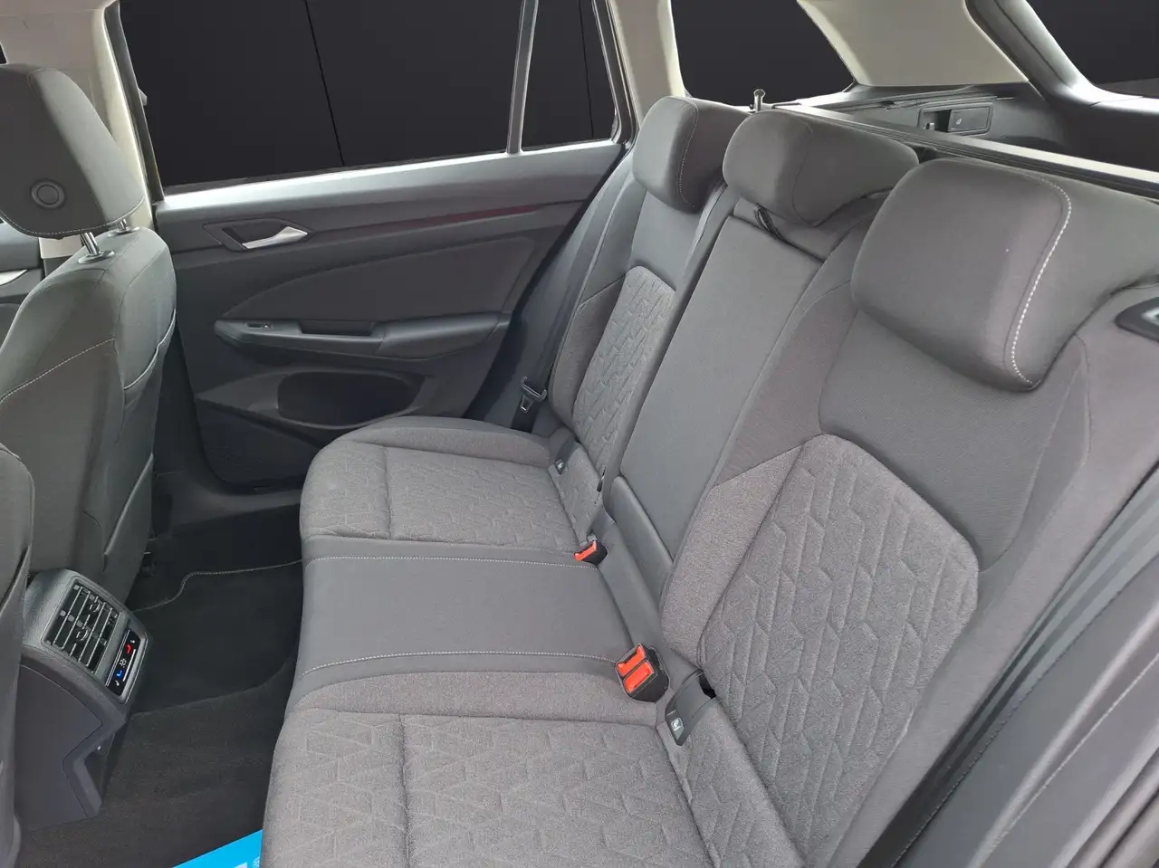 Volkswagen Golf VIII Variant TSI Life Standhzg LED Navi AID HUD... — معرض صور السيارة 11