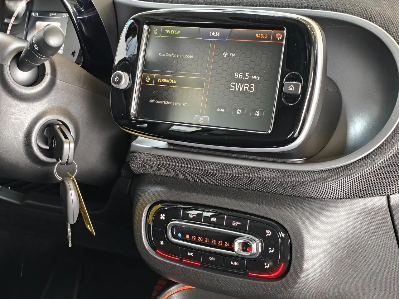 smart forTwo ForTwo EQ Coupé Passion 22KW+LED+KAM+2xKABEL+15" — معرض صور السيارة 17