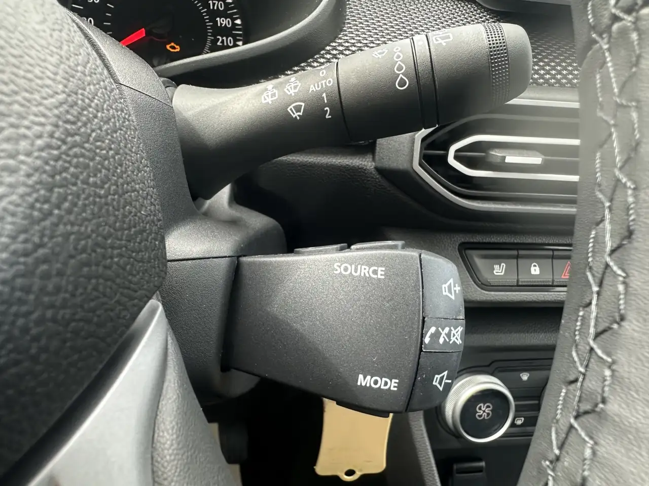 Dacia Jogger Expression TCe 110 7-Sitzer — Vehicle gallery 11