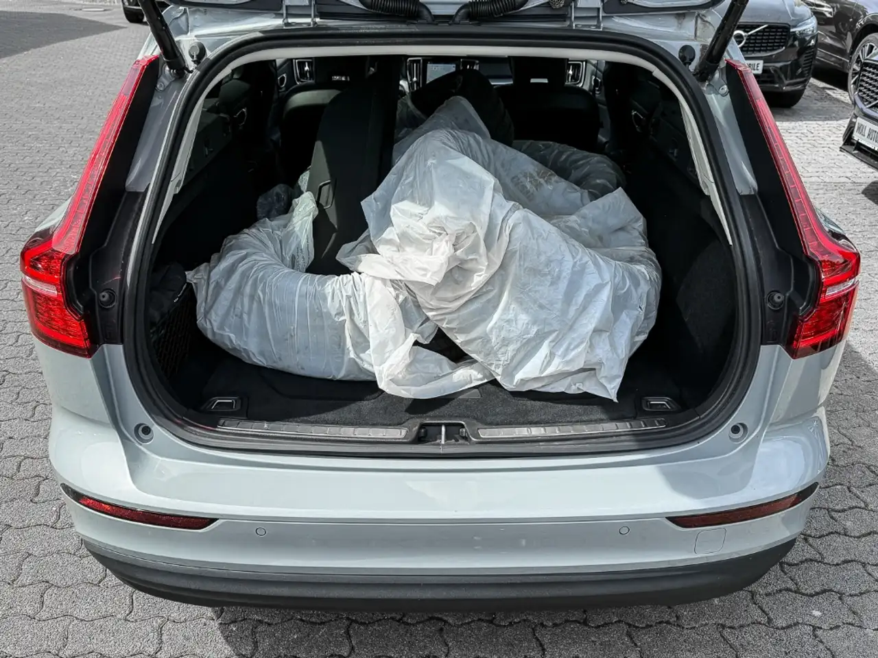 Volvo V60 Kombi Core B4 Benzin EU6d AHK Digitales Cockpit So — معرض صور السيارة 14