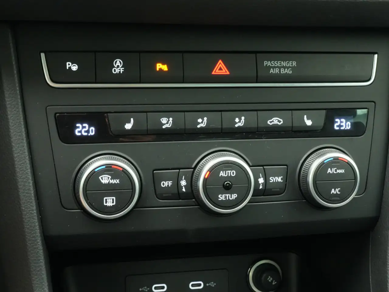SEAT Ateca Style DSG CARPLAY AHK ACC KAM NAVI SHZ — Vehicle gallery 16