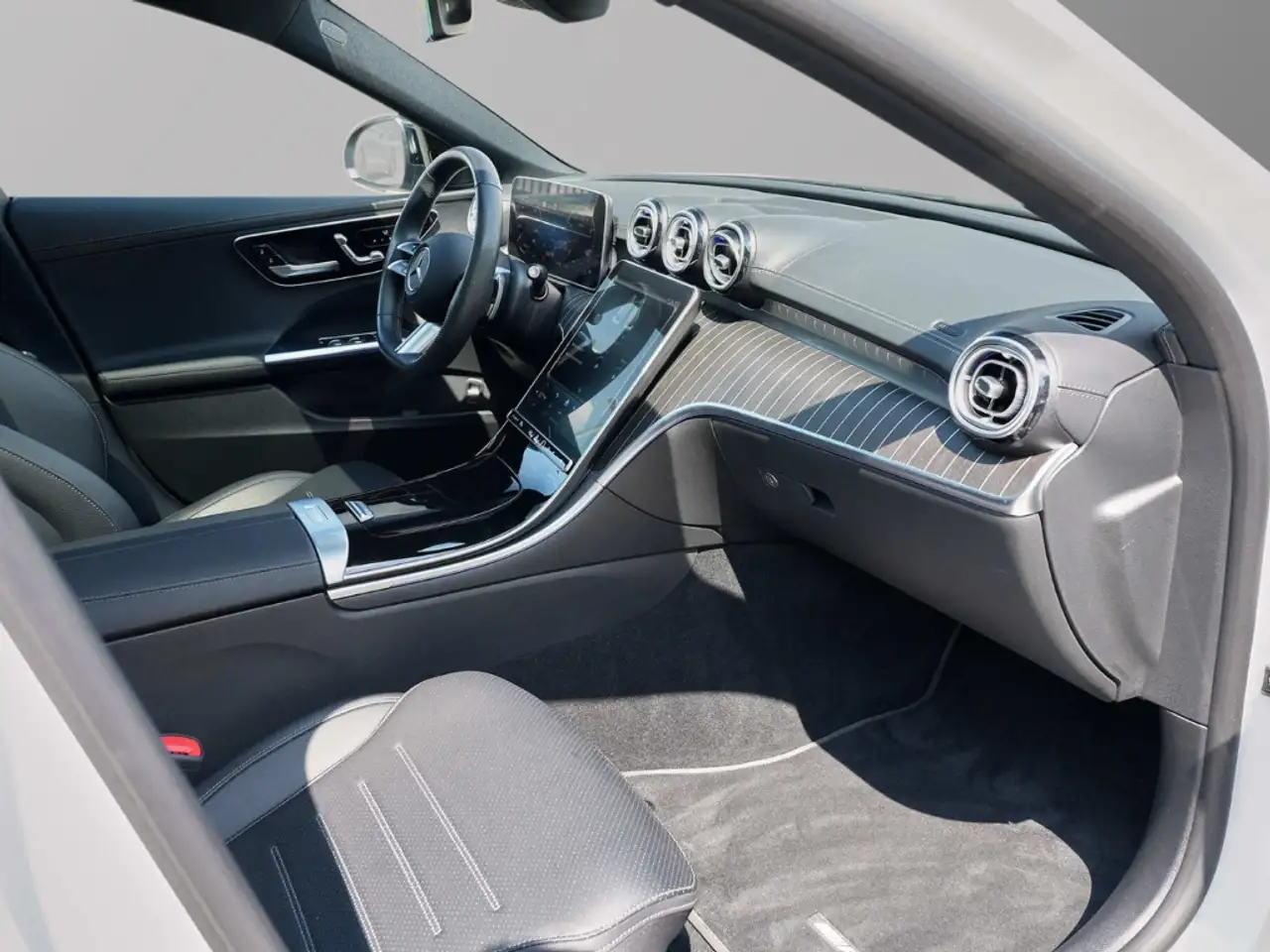 Mercedes-Benz C 200 T AMG Line DIGITAL LIGHT PANO DISTRONIC 360° OLED — Galería del vehículo 34