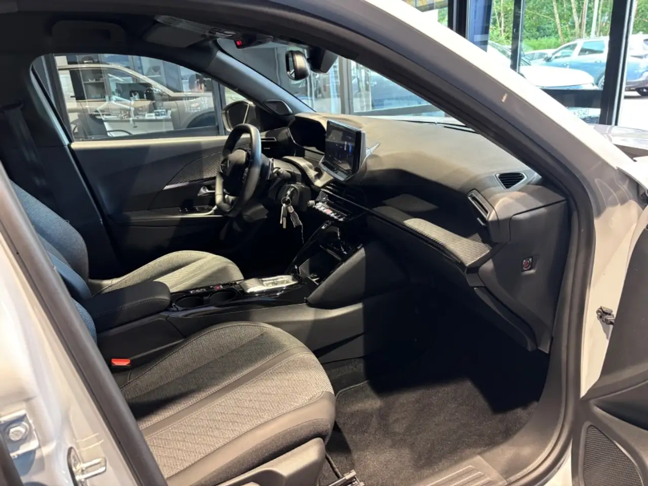Peugeot 2008 Allure Navi SHZ PDC KLIMA APP AHK — Galería del vehículo 13