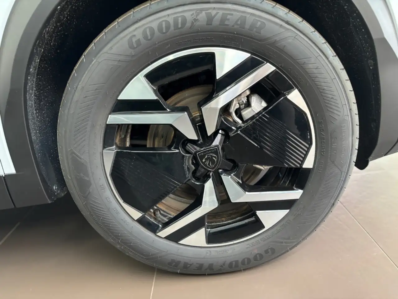Peugeot 2008 Allure Navi SHZ PDC KLIMA APP AHK — Galería del vehículo 19