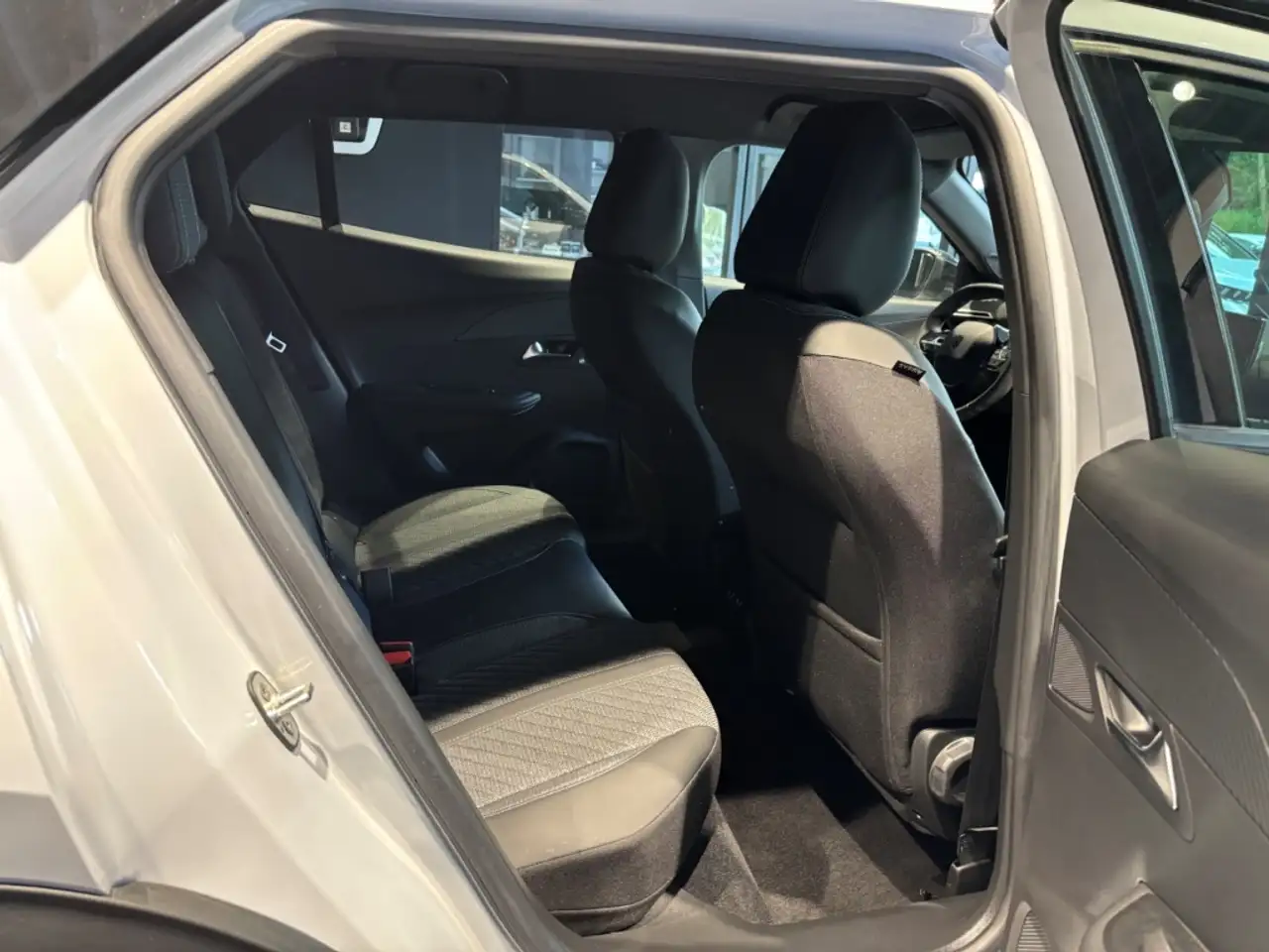 Peugeot 2008 Allure Navi SHZ PDC KLIMA APP AHK — Galería del vehículo 15