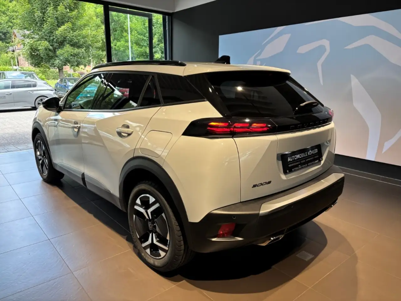 Peugeot 2008 Allure Navi SHZ PDC KLIMA APP AHK — Galería del vehículo 6