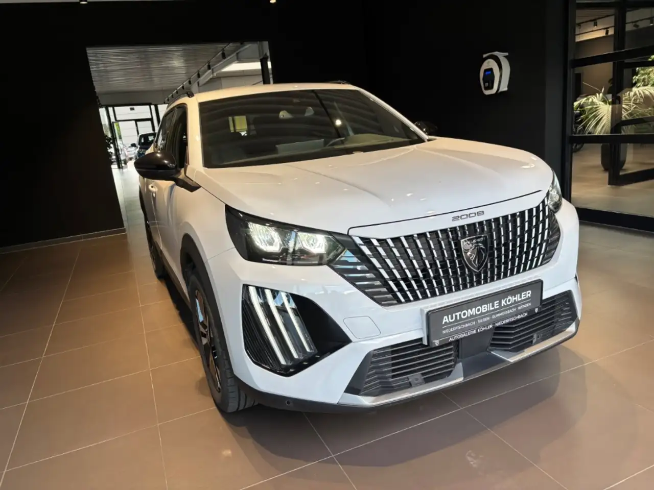 Peugeot 2008 Allure Navi SHZ PDC KLIMA APP AHK — Galería del vehículo 3