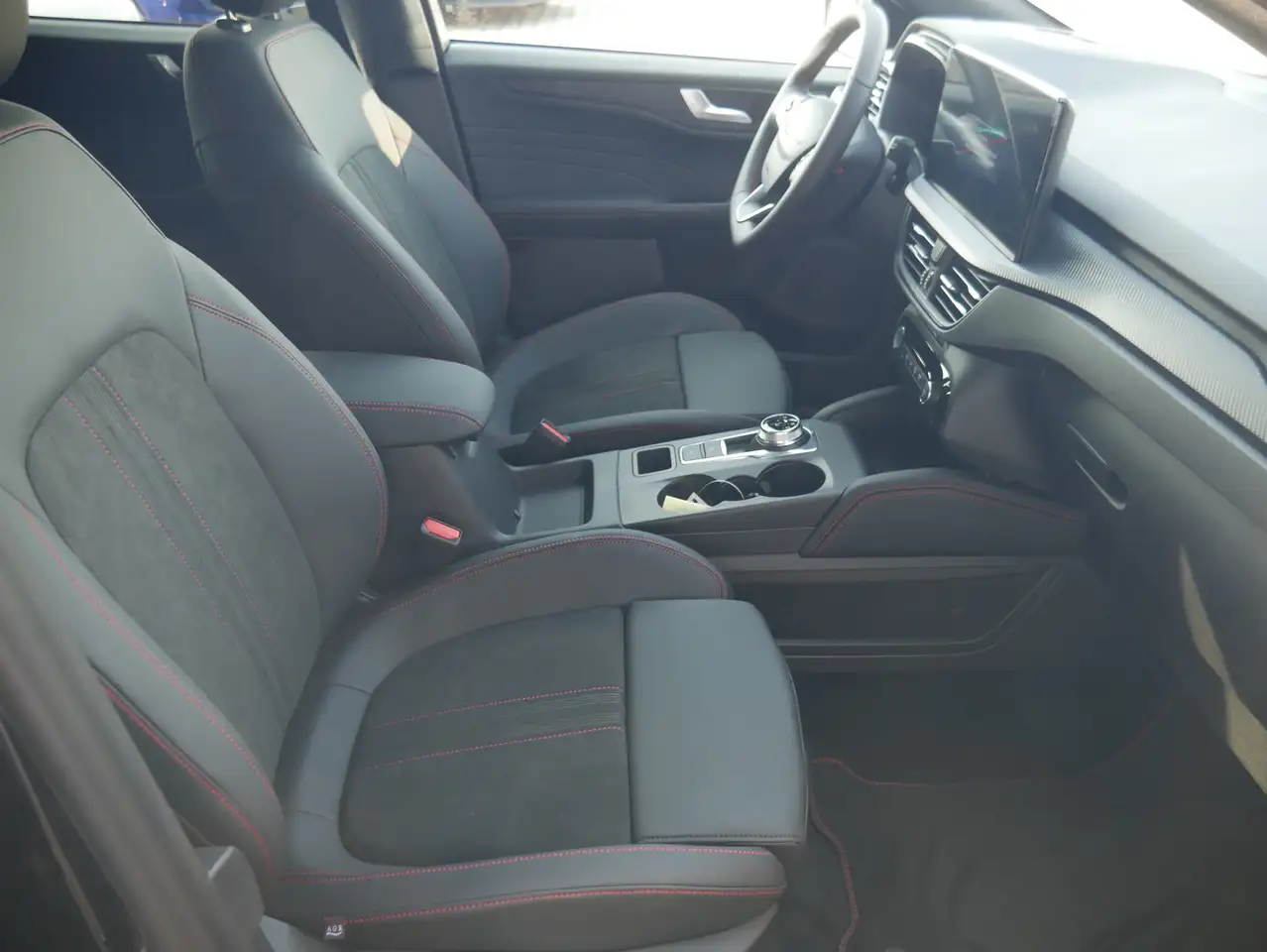 Ford Kuga Plug-In Hybrid ST-Line X Winter-technologie-PANO — Vehicle gallery 9