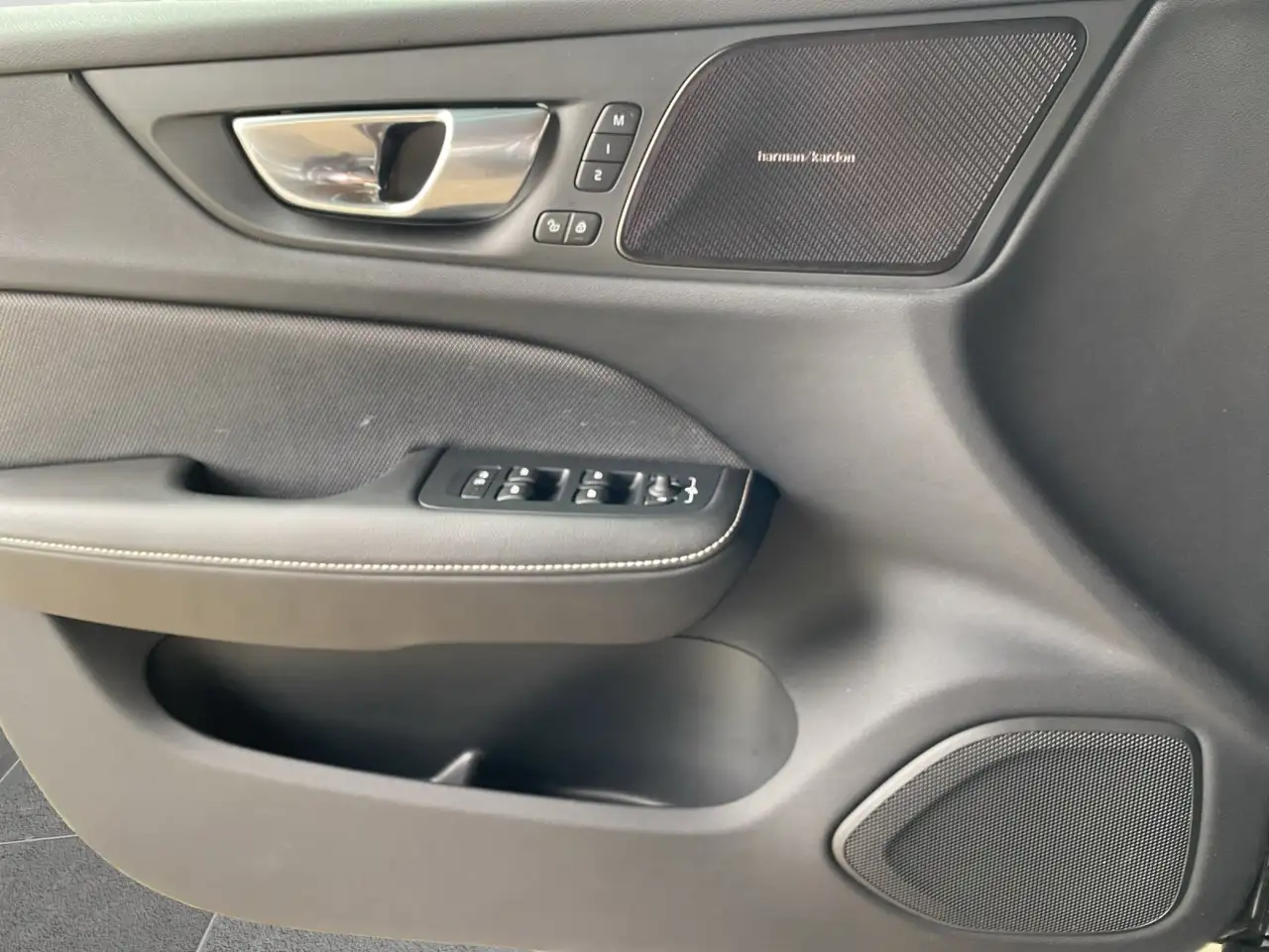 Volvo V60 Kombi T8 Ultra Dark Recharge WiPa*LED*Navi* — معرض صور السيارة 17