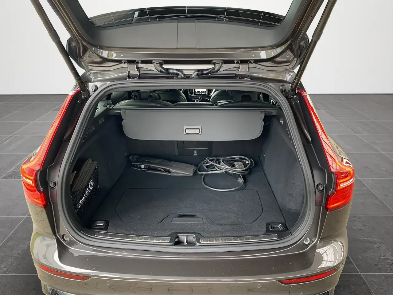 Volvo V60 Kombi T8 Ultra Dark Recharge WiPa*LED*Navi* — معرض صور السيارة 14