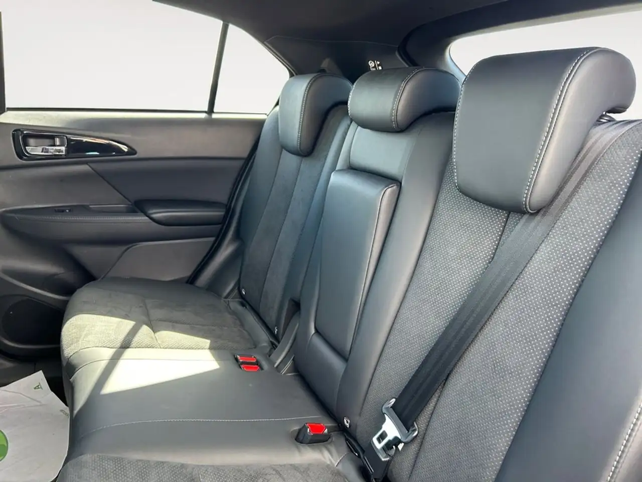Mitsubishi Eclipse Cross PHEV Kaiteki 4WD — معرض صور السيارة 11