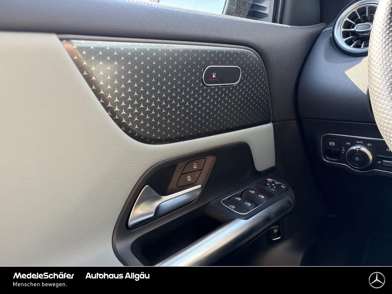 Mercedes-Benz EQA 350 EQA 350 4M AMG Night KeylGo Sound 360° 19" Sport — معرض صور السيارة 8
