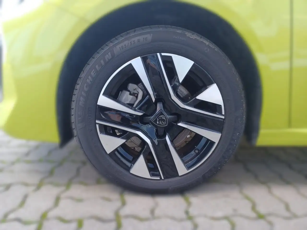Peugeot 208 1.2 Hybrid 100 Allure — معرض صور السيارة 16
