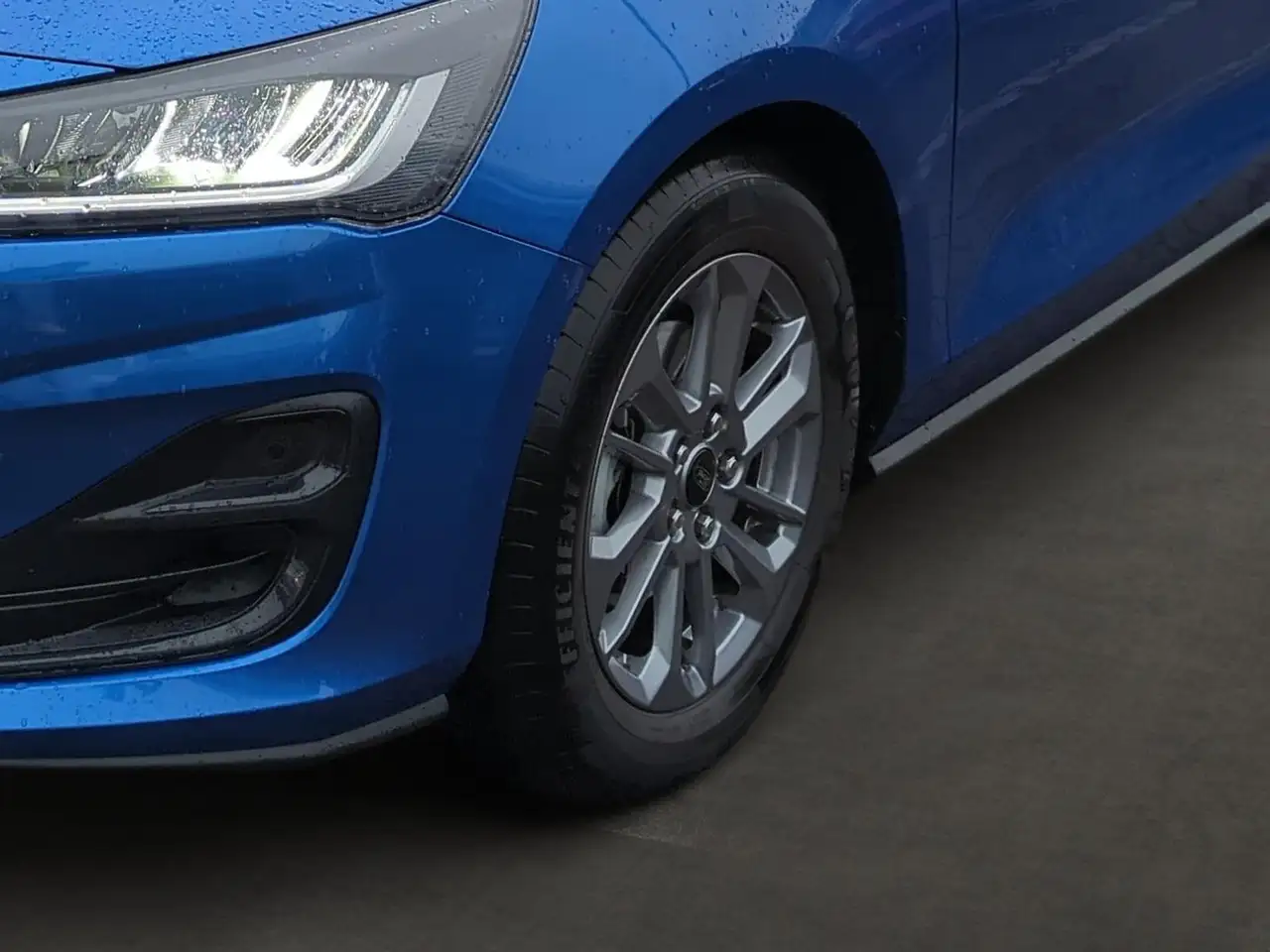 Ford Focus Titanium 1.0L / Fahrassistenz-System / LED — Galería del vehículo 6