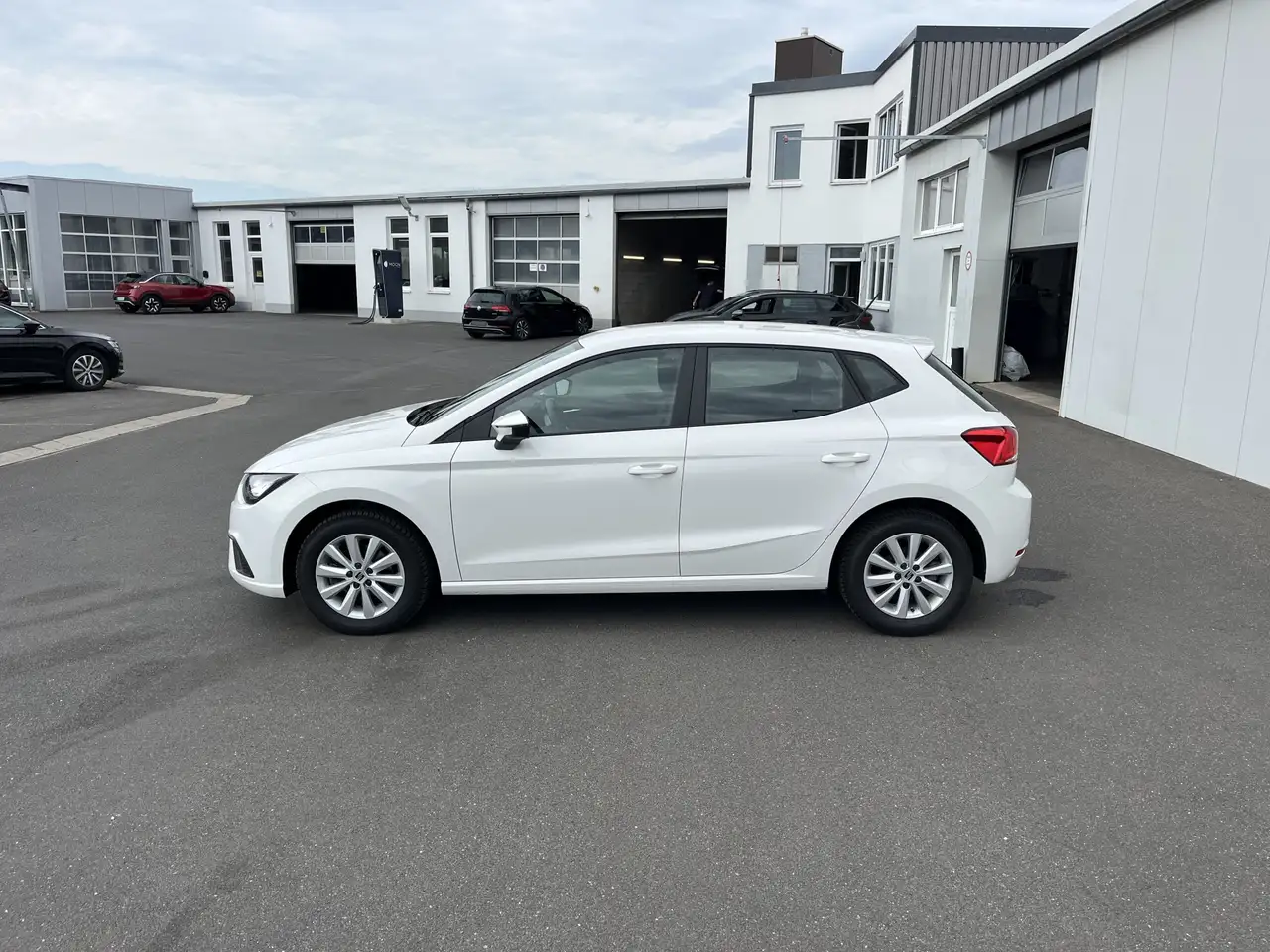 SEAT Ibiza 1.0 TSI Style 104€ m.20% Anz. Navi RFK SHZ — Vehicle gallery 3