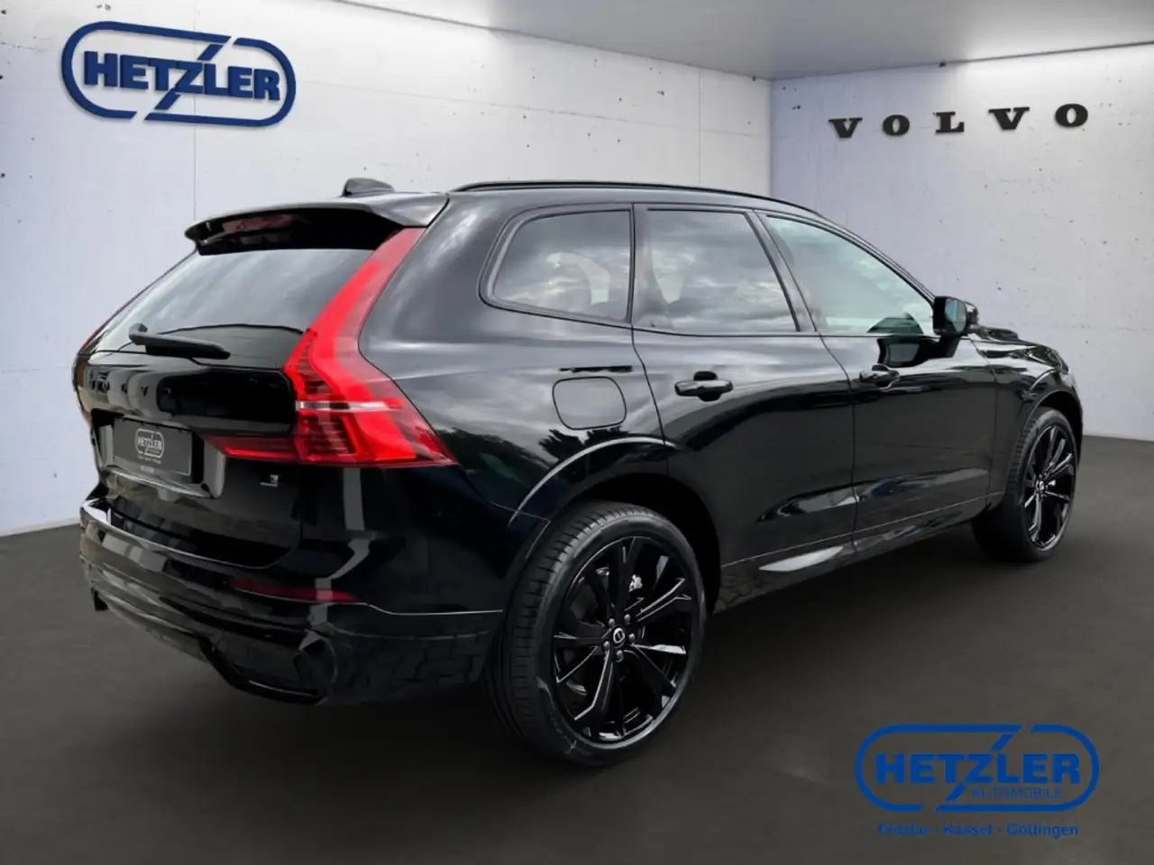 Volvo XC60 T8 Plus Black Edition Recharge Plug-In Hybrid AWD — Vehicle gallery 3