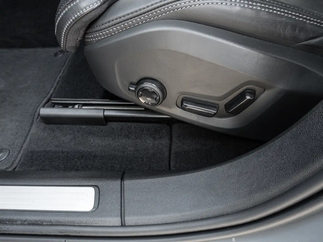 Volvo XC60 Ultimate Dark AWD HUD Digitales Cockpit Memory Sit — Vehicle gallery 15