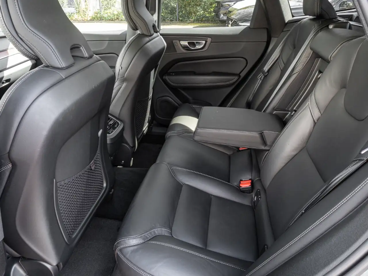Volvo XC60 Ultimate Dark AWD HUD Digitales Cockpit Memory Sit — Vehicle gallery 16
