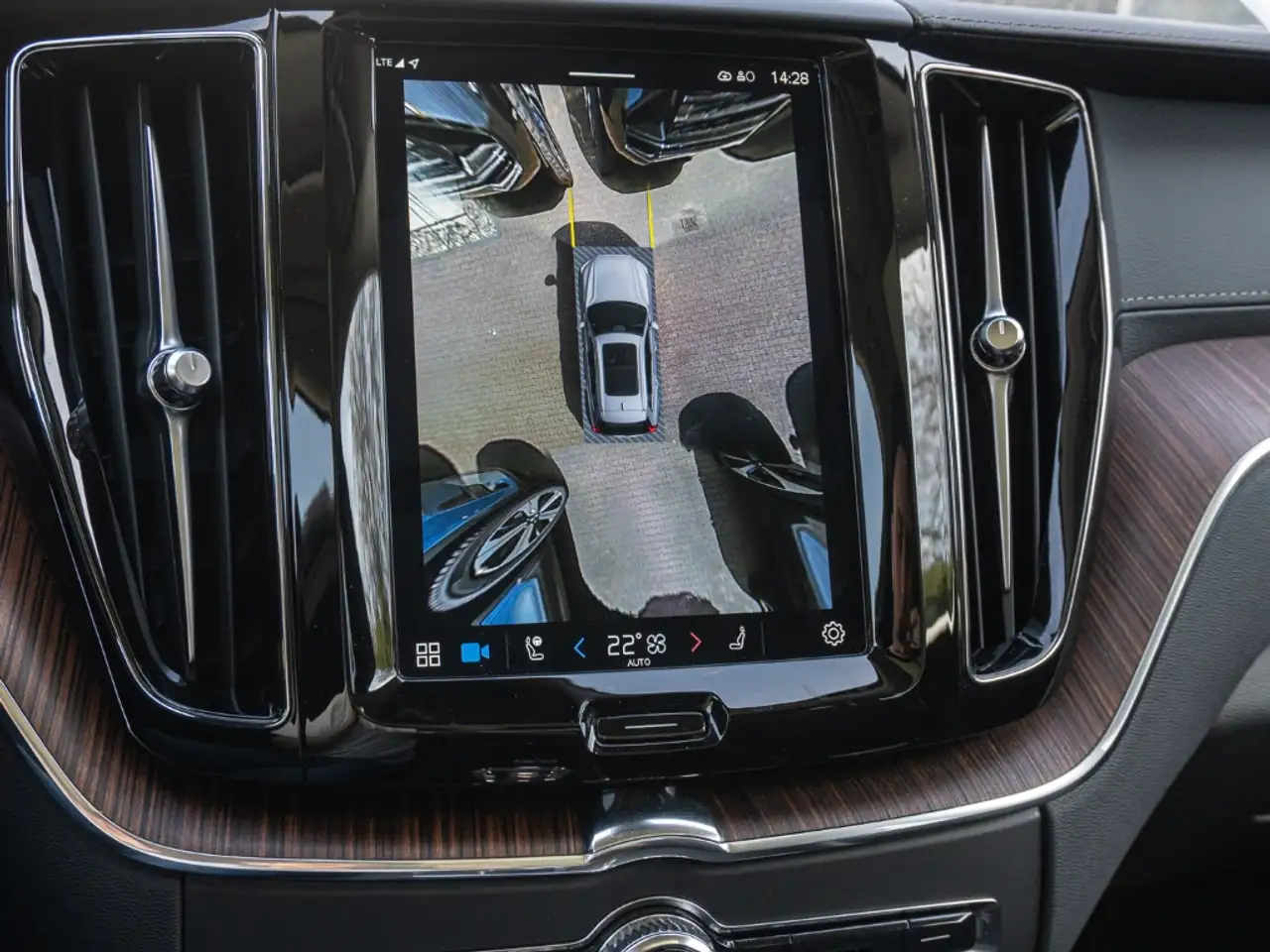Volvo XC60 Ultimate Dark AWD HUD Digitales Cockpit Memory Sit — Vehicle gallery 13