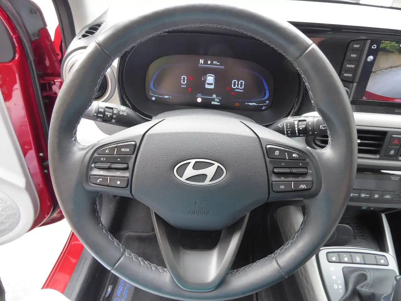 Hyundai i10 Prime Automatik erst 5.586km Werksgarantie bis 07/2029 Navi Parktronic Rückfahrkamera Android Auto Apple CarPlay — Vehicle gallery 8