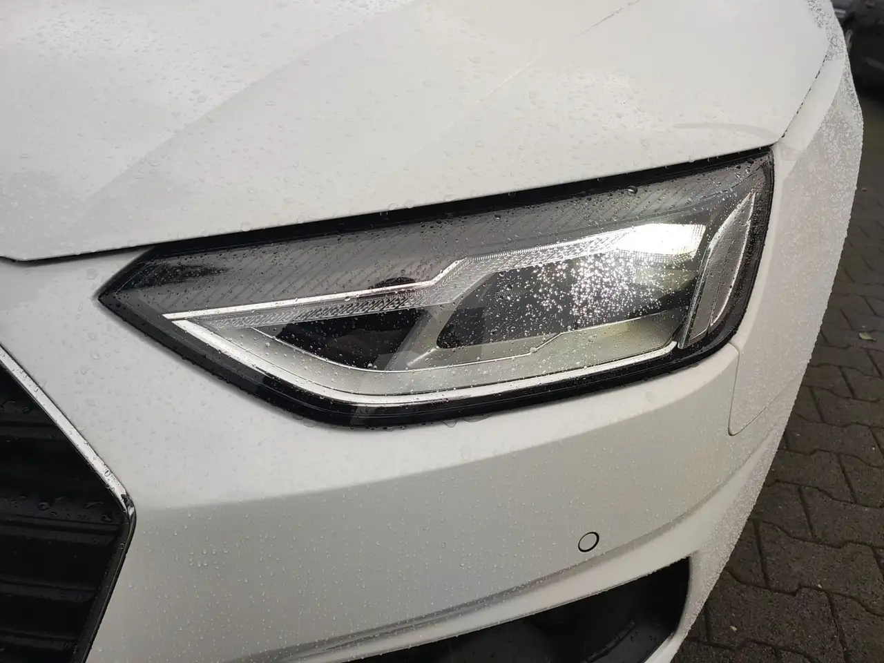 Audi A4 40 TFSI S tronic *NAV+*R-CAM*GRA*SHZ* — Vehicle gallery 8