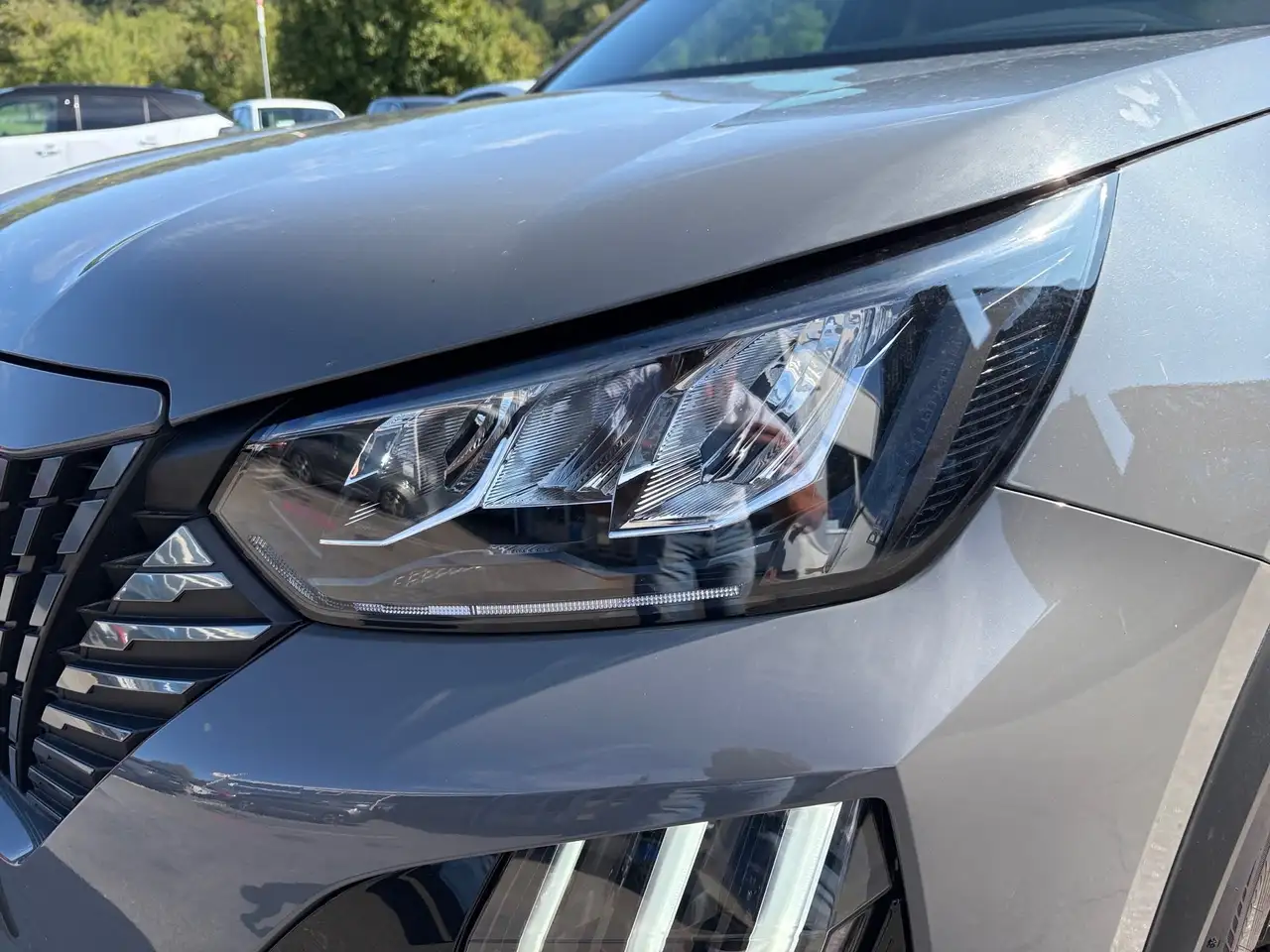 Peugeot 2008 1.2 PureTech 130 Allure LED PDC KlimaA AUT — Galería del vehículo 3