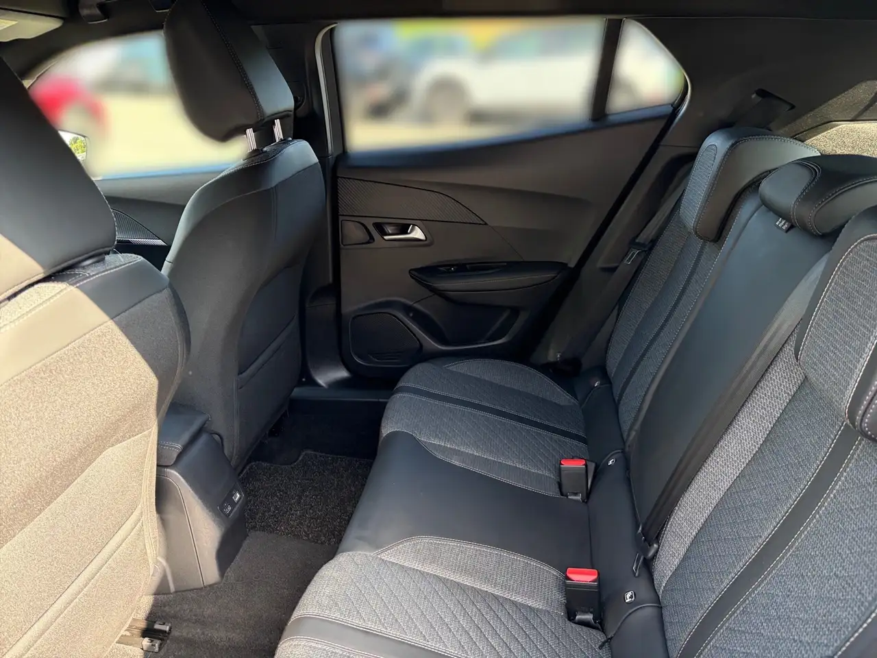 Peugeot 2008 1.2 PureTech 130 Allure LED PDC KlimaA AUT — Galería del vehículo 8