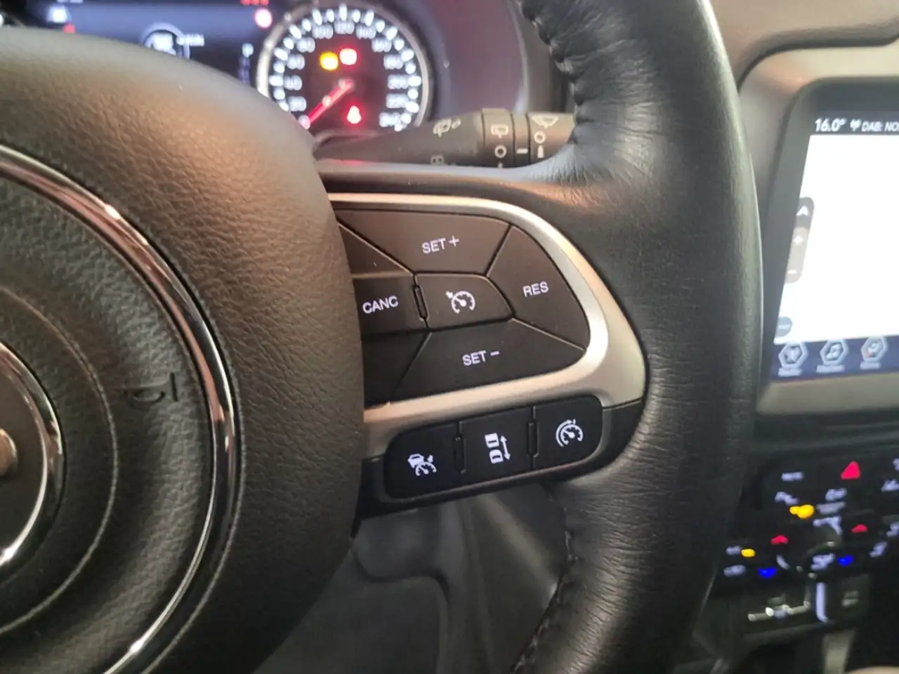 Jeep Renegade Longitude Mild-Hybrid ALLWETTER AUTOMATIK NAV LED — Galerie du véhicule 18